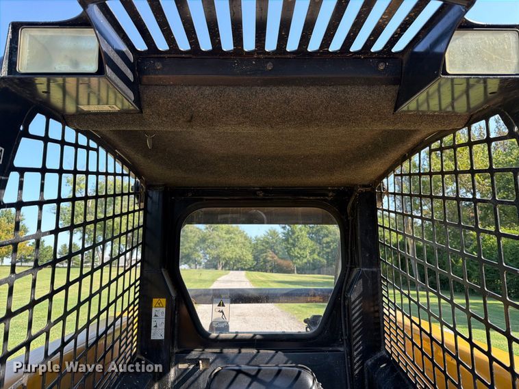 image for item FT6352 2000 John Deere 240 skid steer loader