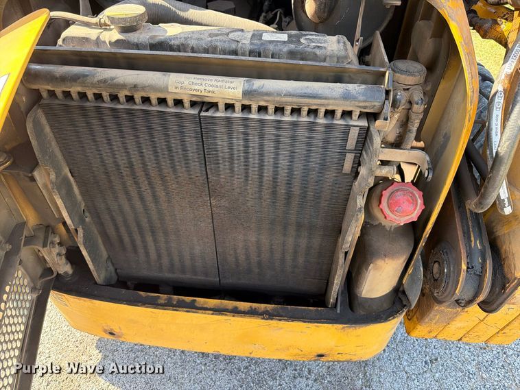 image for item FT6352 2000 John Deere 240 skid steer loader