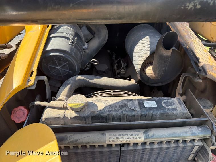 image for item FT6352 2000 John Deere 240 skid steer loader