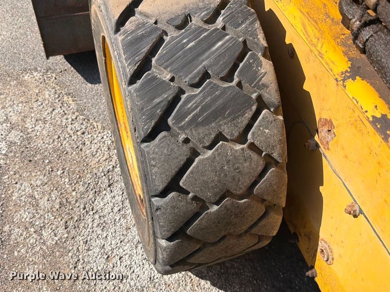 image for item FT6352 2000 John Deere 240 skid steer loader