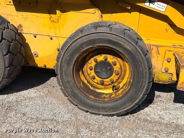image for item FT6352 2000 John Deere 240 skid steer loader