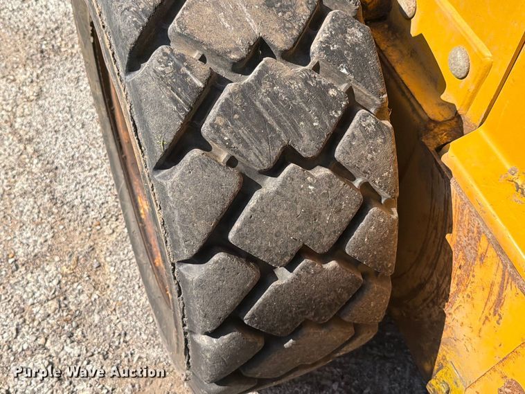 image for item FT6352 2000 John Deere 240 skid steer loader
