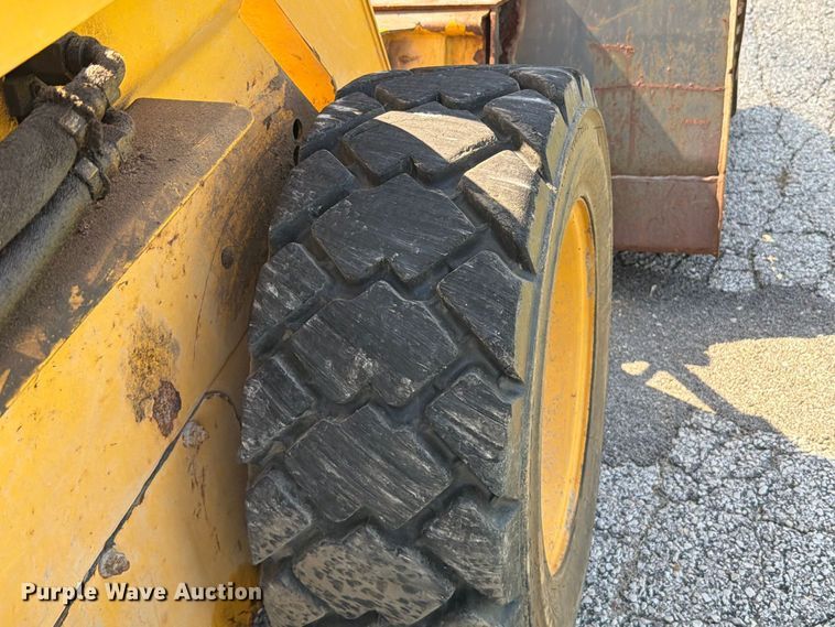 image for item FT6352 2000 John Deere 240 skid steer loader