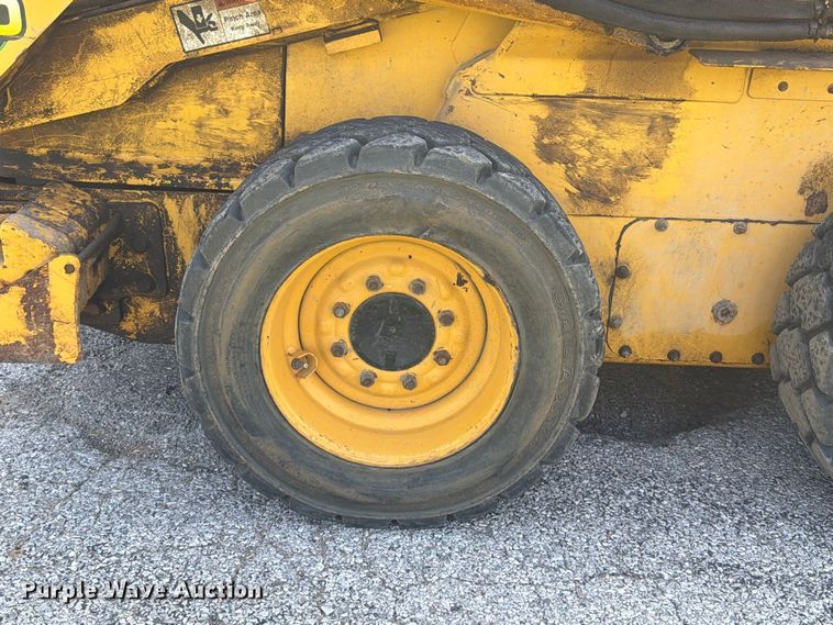 image for item FT6352 2000 John Deere 240 skid steer loader