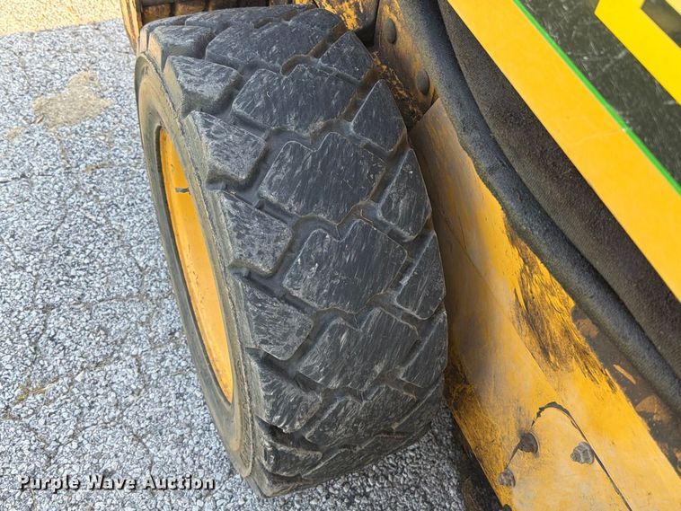 image for item FT6352 2000 John Deere 240 skid steer loader
