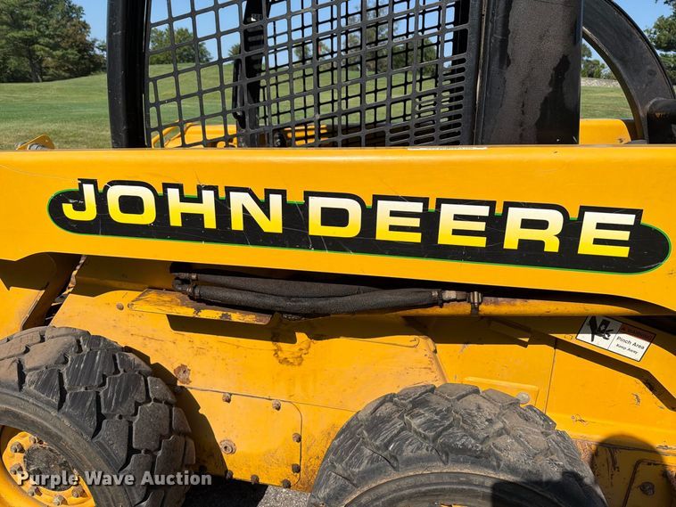 image for item FT6352 2000 John Deere 240 skid steer loader