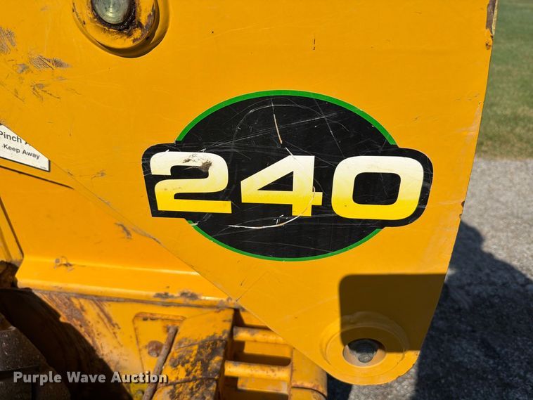 image for item FT6352 2000 John Deere 240 skid steer loader