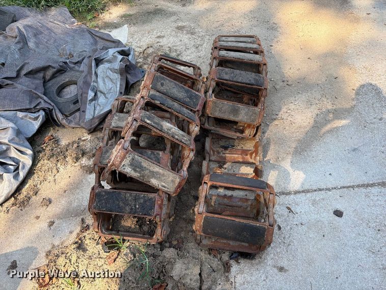 image for item FT6352 2000 John Deere 240 skid steer loader
