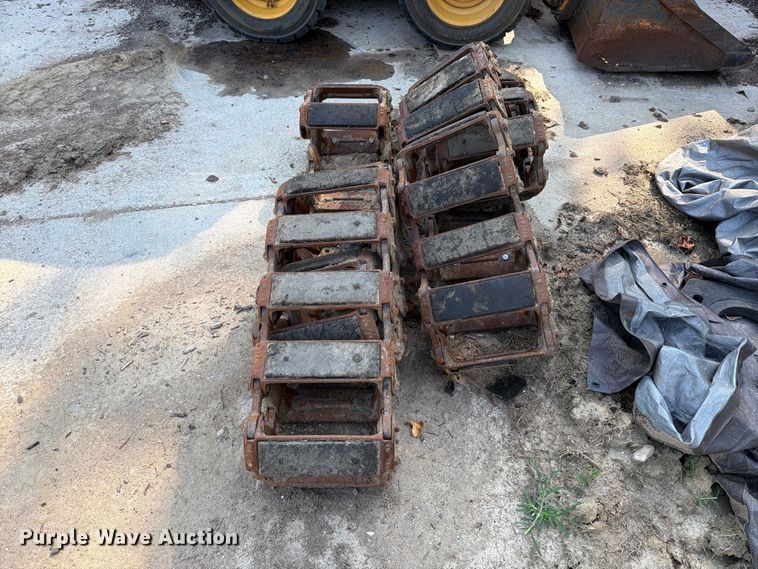 image for item FT6352 2000 John Deere 240 skid steer loader