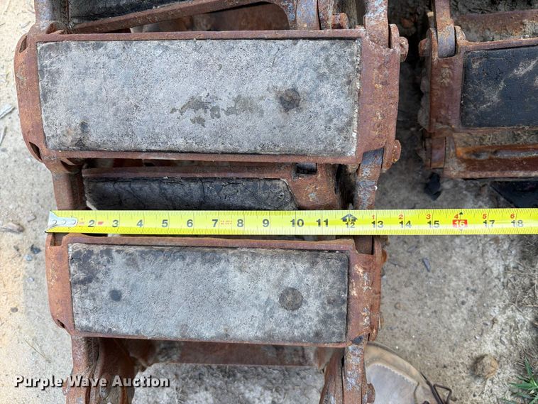 image for item FT6352 2000 John Deere 240 skid steer loader