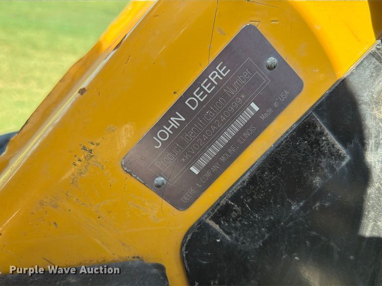 image for item FT6352 2000 John Deere 240 skid steer loader