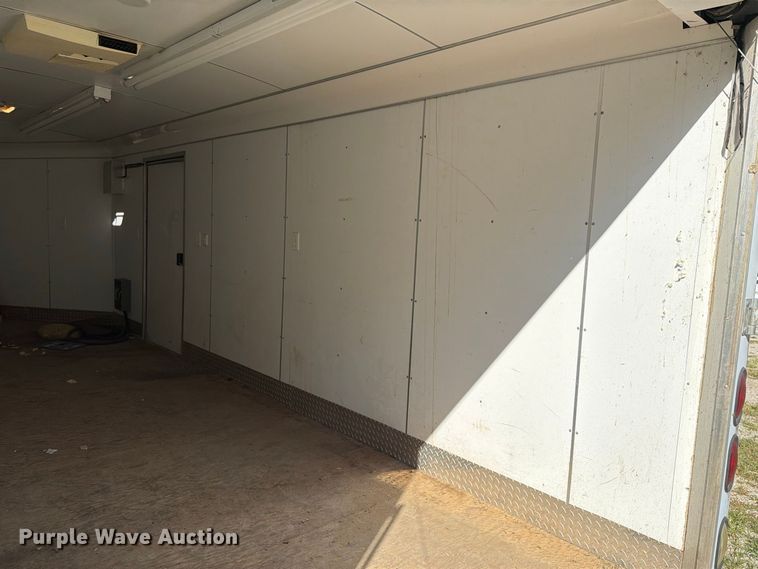 image for item FT8020 2002 United Express line enclosed cargo trailer