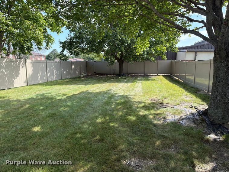 image for item FT8047 Approximately 240' of vinyl fencing