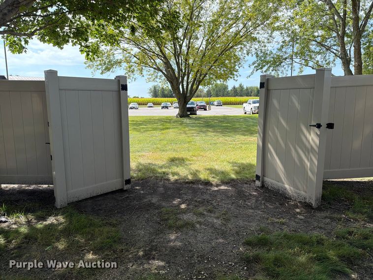 image for item FT8047 Approximately 240' of vinyl fencing