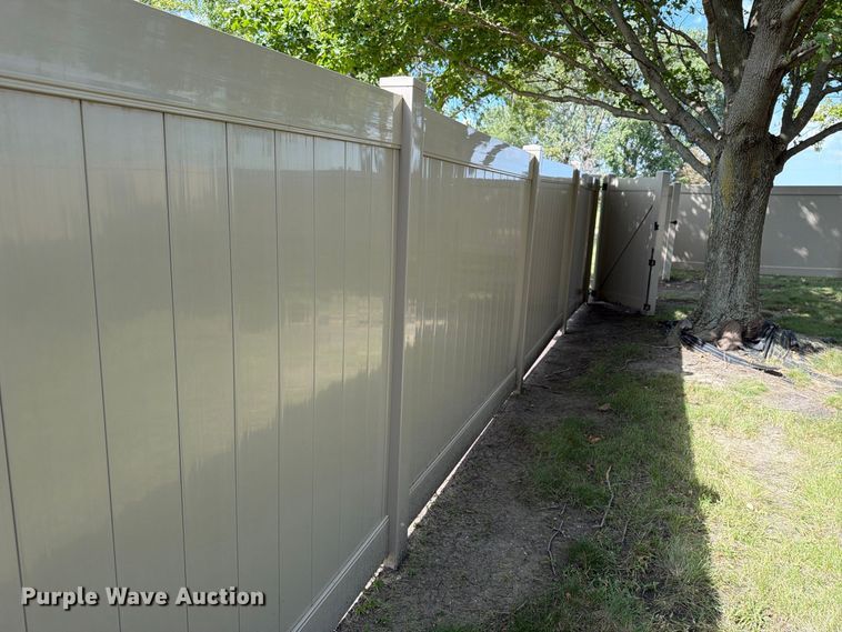 image for item FT8047 Approximately 240' of vinyl fencing