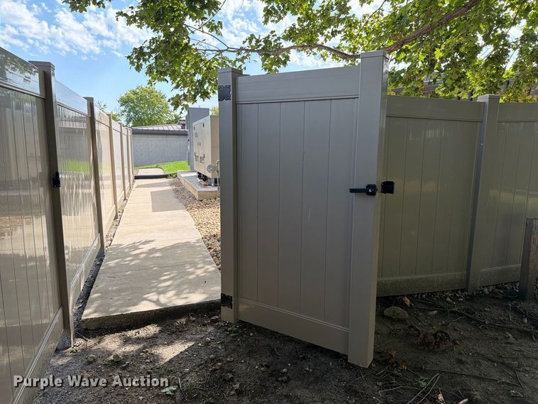 image for item FT8047 Approximately 240' of vinyl fencing