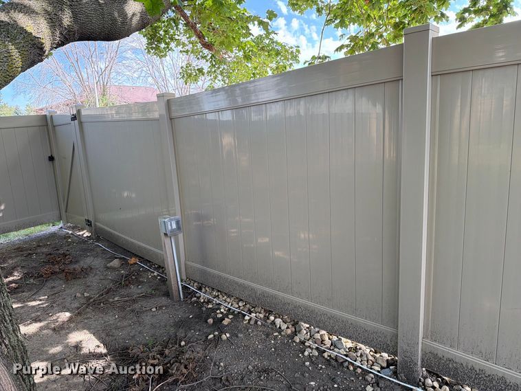 image for item FT8047 Approximately 240' of vinyl fencing