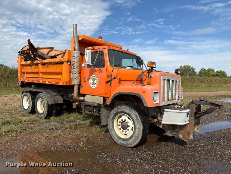 image for item FT8054 2000 International F-2574 dump truck