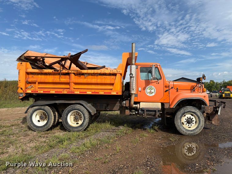 image for item FT8054 2000 International F-2574 dump truck