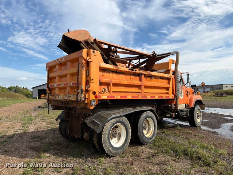 image for item FT8054 2000 International F-2574 dump truck
