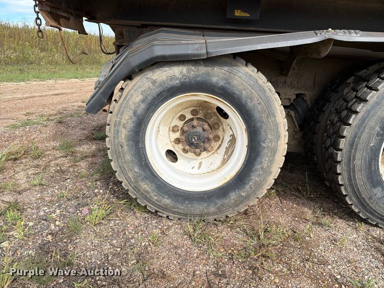 image for item FT8054 2000 International F-2574 dump truck