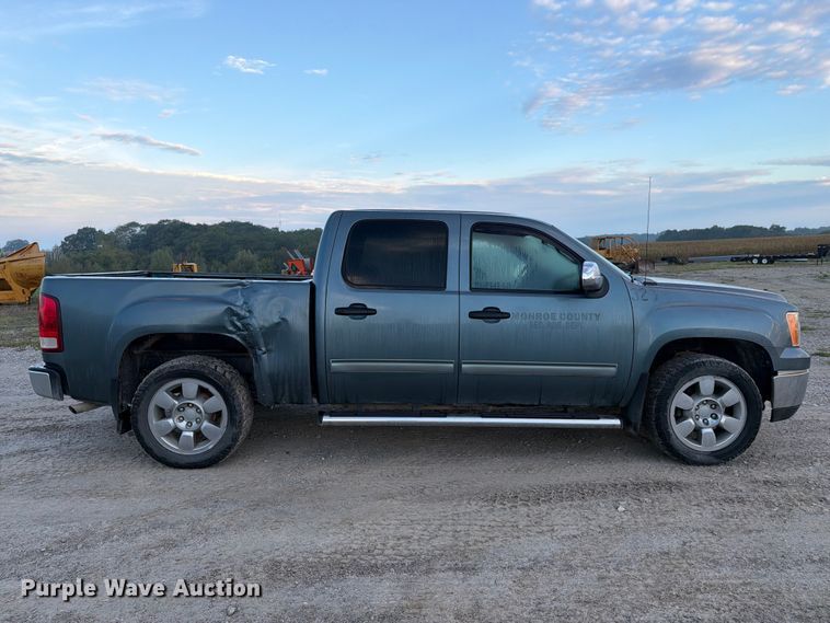 image for item FT8132 2010 GMC Sierra Crew Cab pickup truck