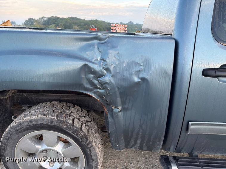image for item FT8132 2010 GMC Sierra Crew Cab pickup truck