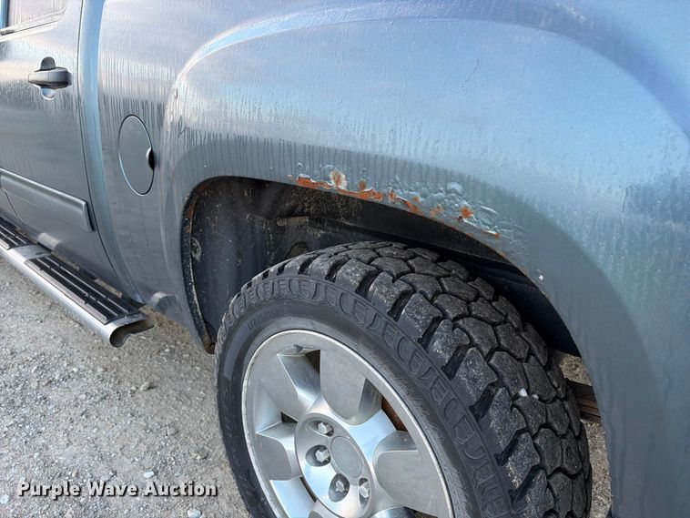 image for item FT8132 2010 GMC Sierra Crew Cab pickup truck
