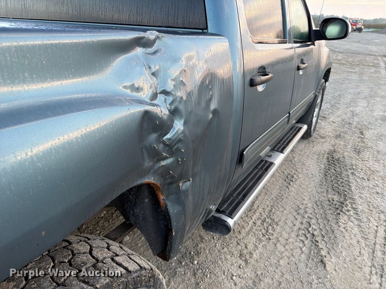 image for item FT8132 2010 GMC Sierra Crew Cab pickup truck