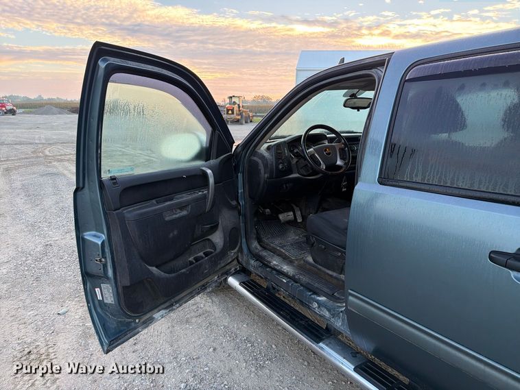 image for item FT8132 2010 GMC Sierra Crew Cab pickup truck