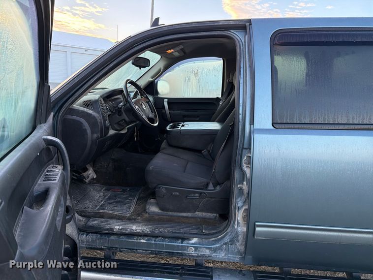image for item FT8132 2010 GMC Sierra Crew Cab pickup truck