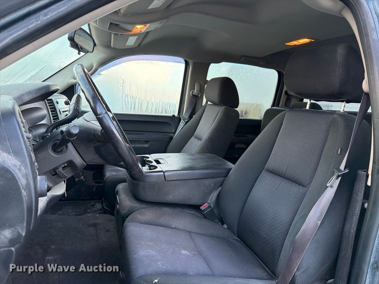 image for item FT8132 2010 GMC Sierra Crew Cab pickup truck