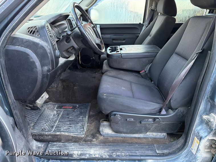 image for item FT8132 2010 GMC Sierra Crew Cab pickup truck