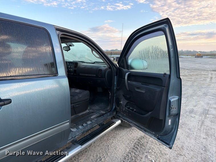 image for item FT8132 2010 GMC Sierra Crew Cab pickup truck