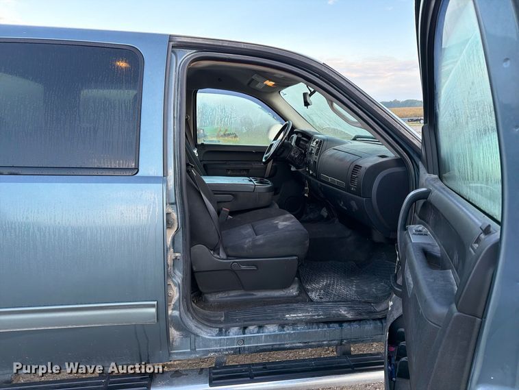 image for item FT8132 2010 GMC Sierra Crew Cab pickup truck