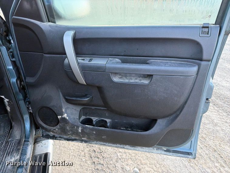 image for item FT8132 2010 GMC Sierra Crew Cab pickup truck