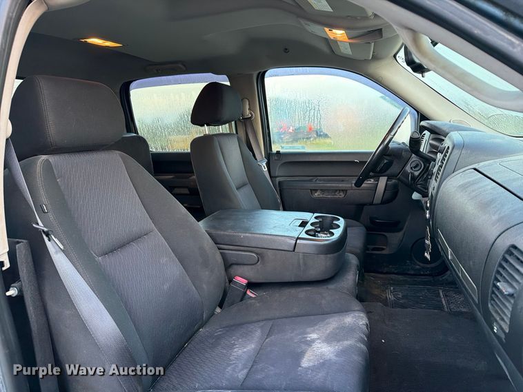 image for item FT8132 2010 GMC Sierra Crew Cab pickup truck