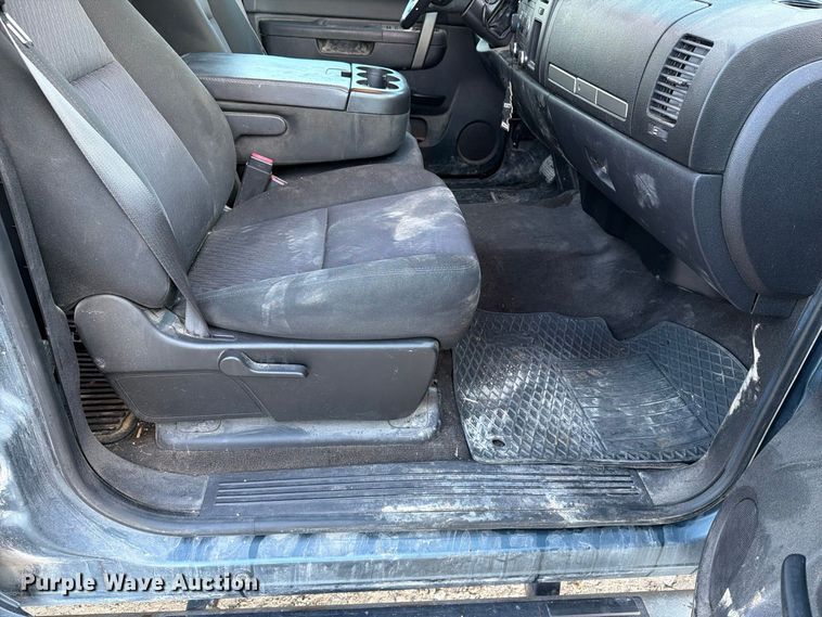 image for item FT8132 2010 GMC Sierra Crew Cab pickup truck