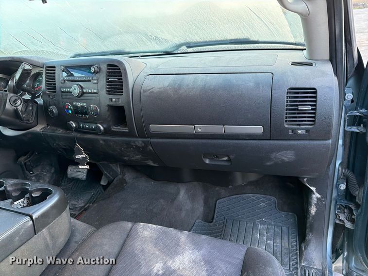 image for item FT8132 2010 GMC Sierra Crew Cab pickup truck