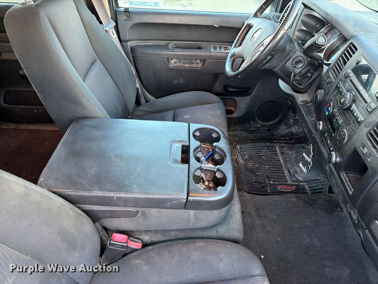 image for item FT8132 2010 GMC Sierra Crew Cab pickup truck