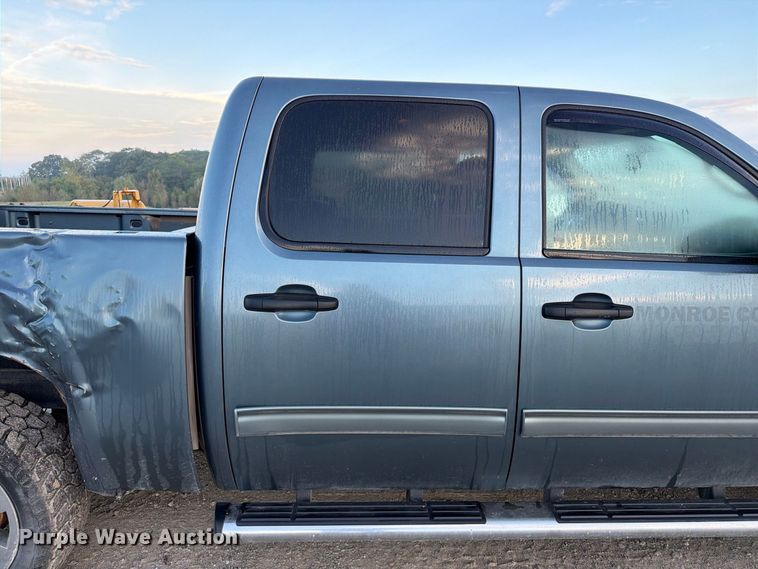 image for item FT8132 2010 GMC Sierra Crew Cab pickup truck