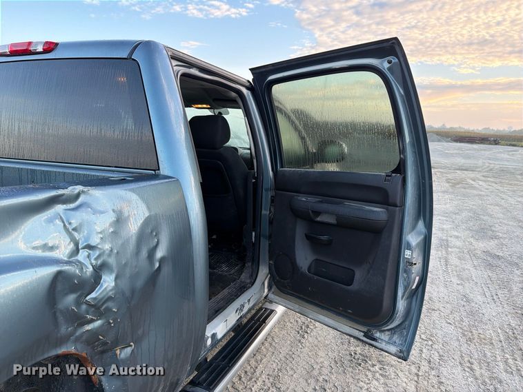 image for item FT8132 2010 GMC Sierra Crew Cab pickup truck