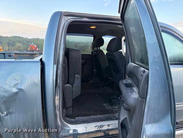 image for item FT8132 2010 GMC Sierra Crew Cab pickup truck
