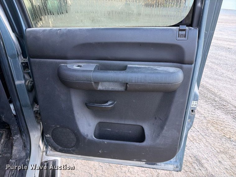 image for item FT8132 2010 GMC Sierra Crew Cab pickup truck