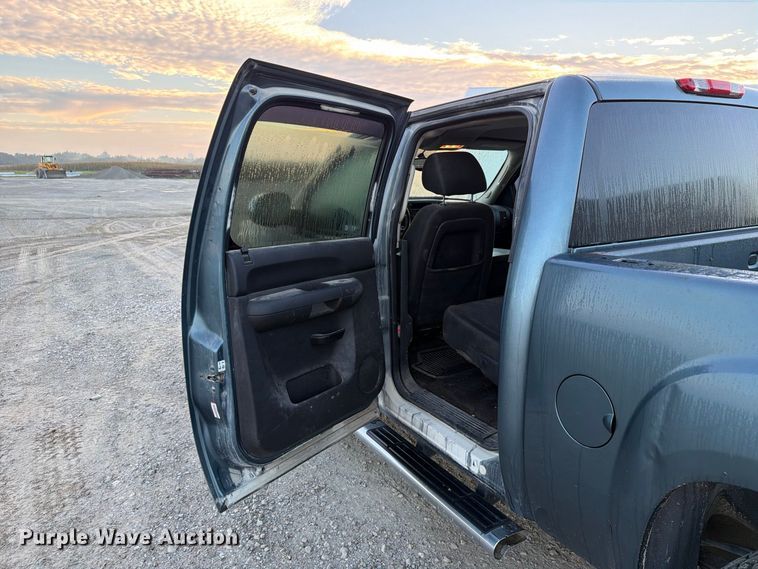 image for item FT8132 2010 GMC Sierra Crew Cab pickup truck