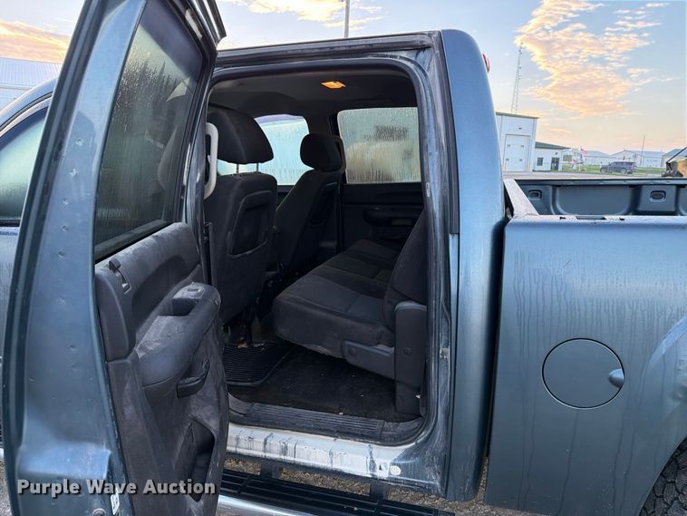 image for item FT8132 2010 GMC Sierra Crew Cab pickup truck