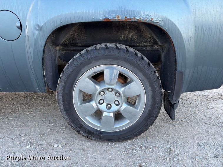 image for item FT8132 2010 GMC Sierra Crew Cab pickup truck