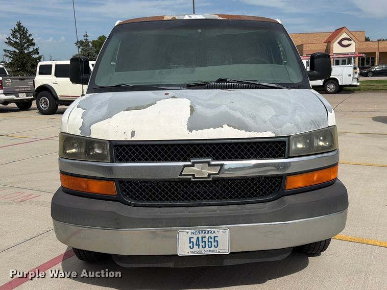 image for item FU0516 2003 Chevrolet Express 3500 van
