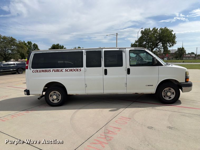 image for item FU0516 2003 Chevrolet Express 3500 van