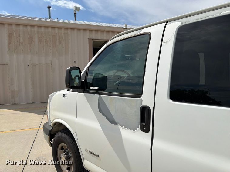 image for item FU0516 2003 Chevrolet Express 3500 van